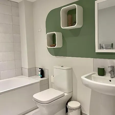 Modern In Quiet With Free Parking - Contemporary New Building York