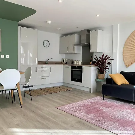 Modern In Quiet With Free Parking - Contemporary New Building Apartamento York