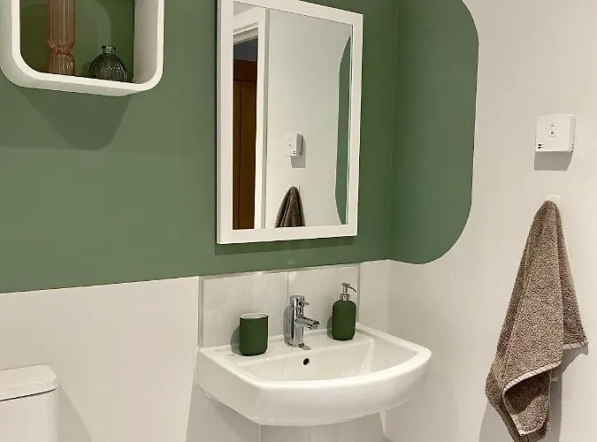 Modern In Quiet With Free Parking - Contemporary New Building *