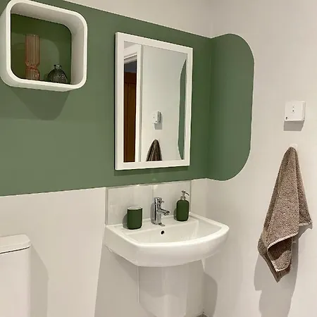 Modern In Quiet With Free Parking - Contemporary New Building *