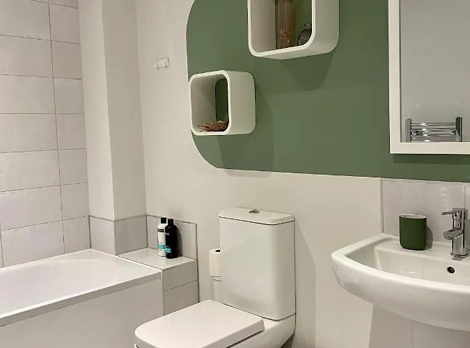 Modern In Quiet With Free Parking - Contemporary New Building York